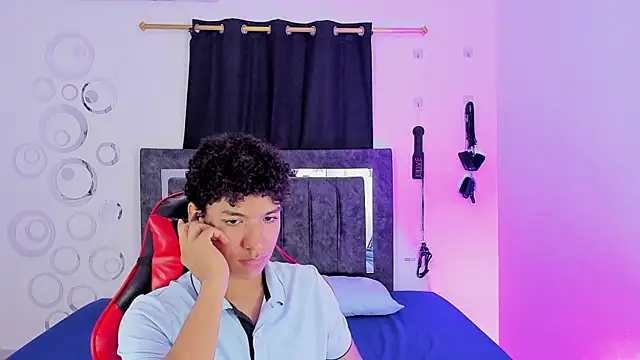 Snapshot of Maximiliano_Khalil chatting on November 15, 8:05 pm Maximiliano Khalil online show from November 15, 8:05 pm