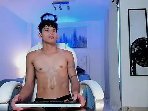 Snapshot of KamiSuarez chatting on November 21, 6:50 pm KamiSuarez online show from November 21, 6:50 pm