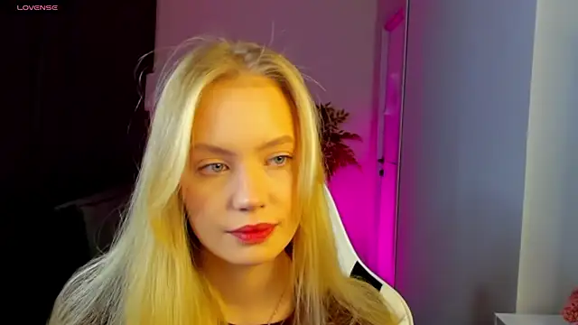 Snapshot of Melanie_Ryer chatting on November 6, 1:17 am Melanie Ryer online show from November 6, 1:17 am