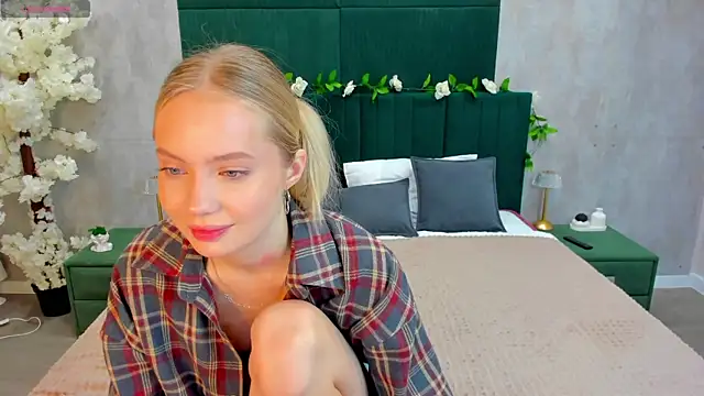 Snapshot of Melanie_Ryer chatting on November 13, 1:37 am Melanie Ryer online show from November 13, 1:37 am