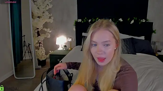 Snapshot of Melanie_Ryer chatting on November 29, 11:19 pm Melanie Ryer online show from November 29, 11:19 pm