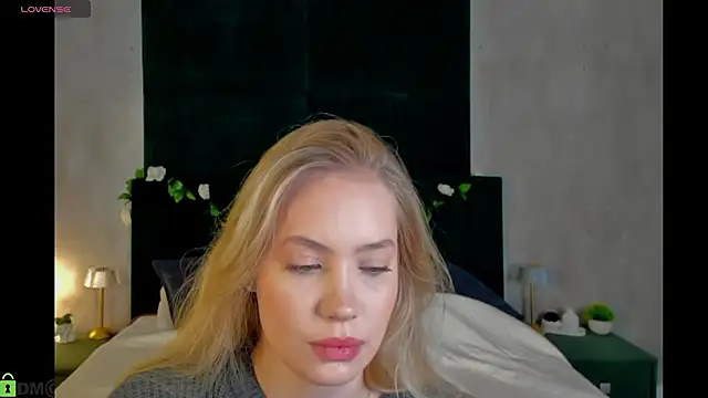 Snapshot of Melanie_Ryer chatting on December 3, 1:02 am Melanie Ryer online show from December 3, 1:02 am