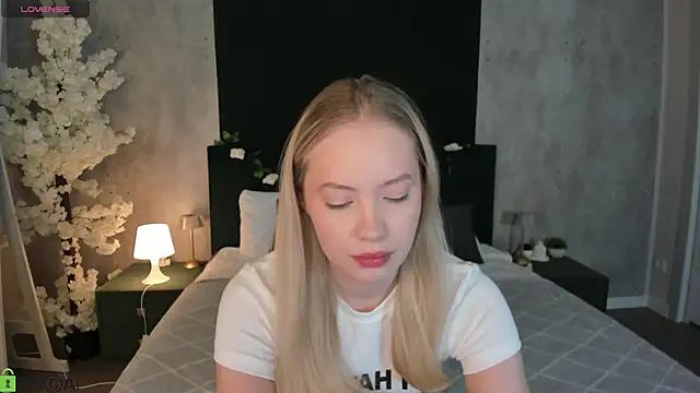 Snapshot of Melanie_Ryer chatting on December 15, 12:37 am Melanie Ryer online show from December 15, 12:37 am