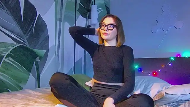 Snapshot of R_I_N_A chatting on November 8, 1:06 am R I N A online show from November 8, 1:06 am