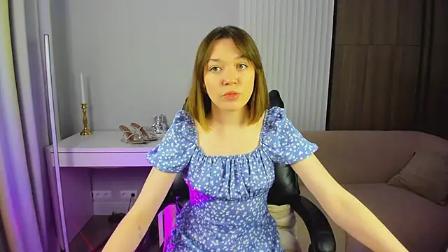 Snapshot of R_I_N_A chatting on December 15, 12:59 am R I N A online show from December 15, 12:59 am