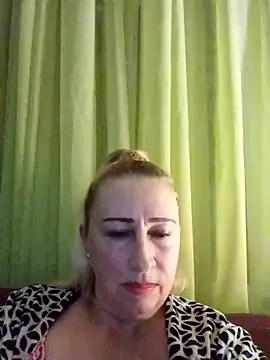 Snapshot of Esenia505 chatting on November 16, 3:17 pm Esenia505 online show from November 16, 3:17 pm