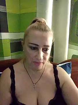 Snapshot of Esenia505 chatting on December 16, 3:11 am Esenia505 online show from December 16, 3:11 am