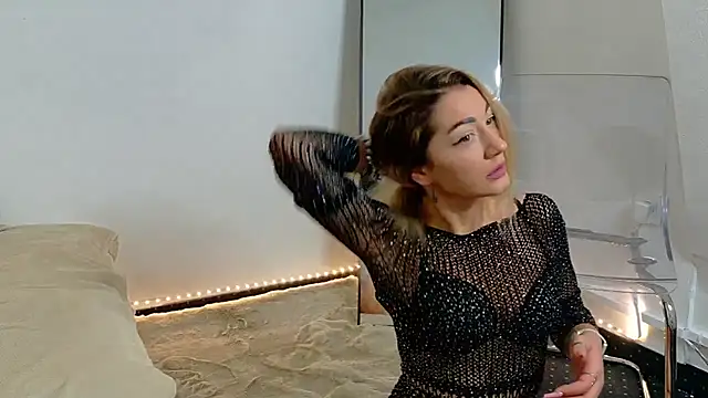 Snapshot of Ammelia_ chatting on November 3, 6:36 am Ammelia online show from November 3, 6:36 am