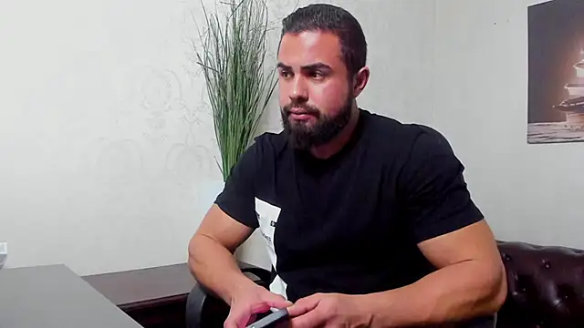 Snapshot of HayesWood chatting on November 27, 5:42 am HayesWood online show from November 27, 5:42 am