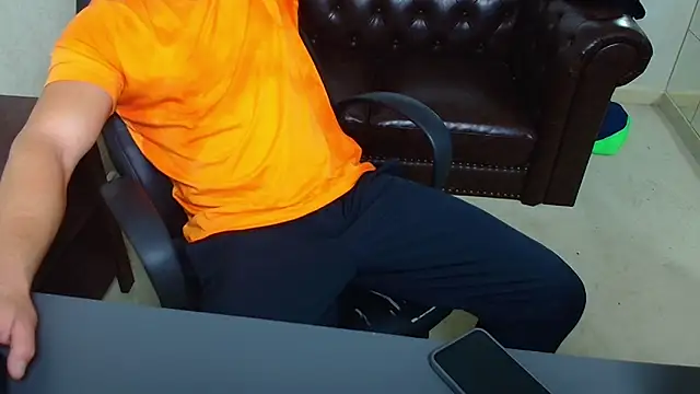 Snapshot of HayesWood chatting on December 4, 5:50 am HayesWood online show from December 4, 5:50 am