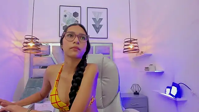 Snapshot of laura_stuar chatting on October 31, 11:55 am laura stuar online show from October 31, 11:55 am