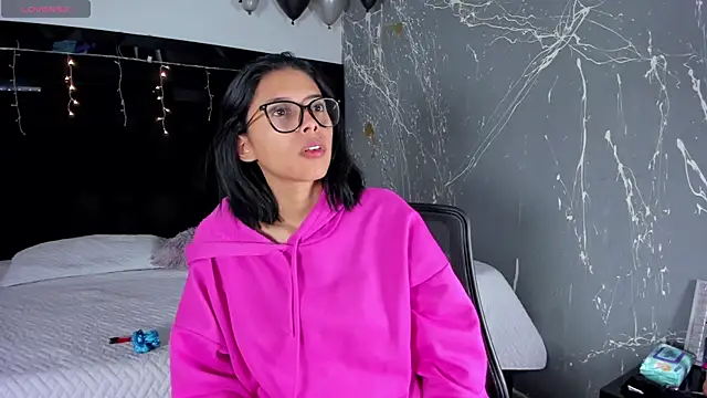 Snapshot of LilithLuxorr chatting on December 4, 1:31 pm LilithLuxorr online show from December 4, 1:31 pm