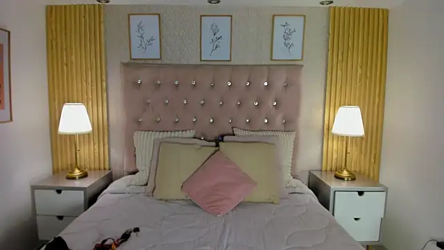 Snapshot of KamyGlam chatting on July 12, 8:00 pm KamyGlam online show from July 12, 8:00 pm
