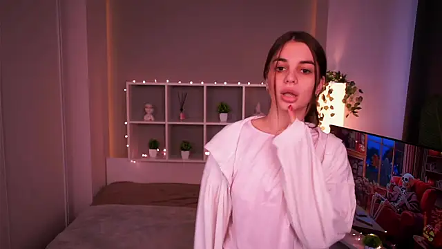 Snapshot of LauraHansil chatting on November 8, 6:57 am LauraHansil online show from November 8, 6:57 am