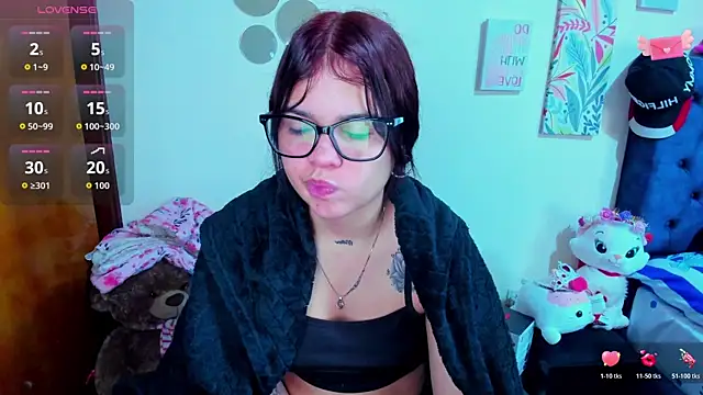 Snapshot of Emma_boo chatting on November 7, 11:43 am Emma boo online show from November 7, 11:43 am