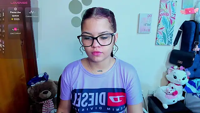 Snapshot of Emma_boo chatting on November 18, 4:44 pm Emma boo online show from November 18, 4:44 pm