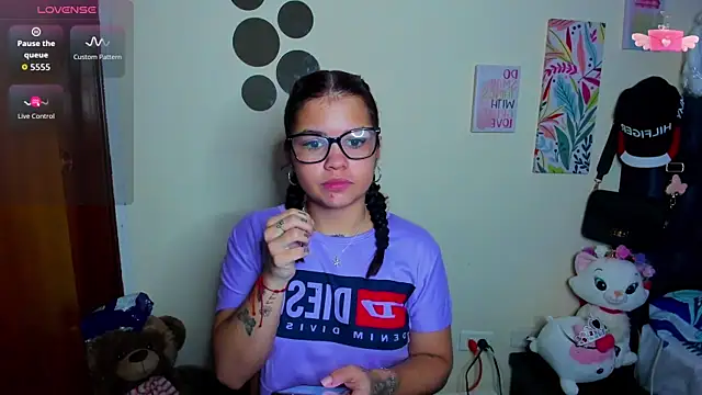 Snapshot of Emma_boo chatting on November 19, 1:44 pm Emma boo online show from November 19, 1:44 pm