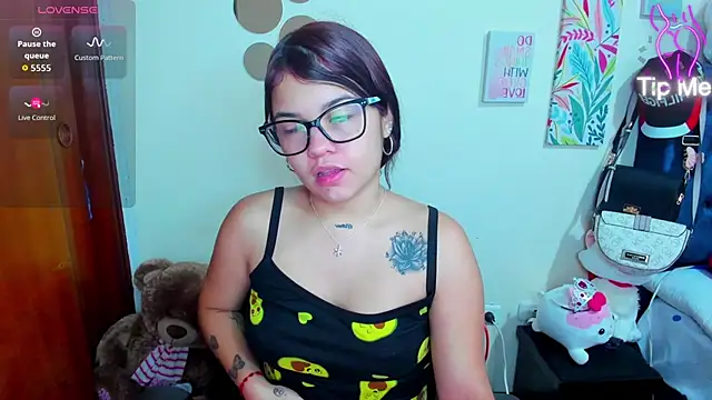 Snapshot of Emma_boo chatting on December 2, 4:02 pm Emma boo online show from December 2, 4:02 pm