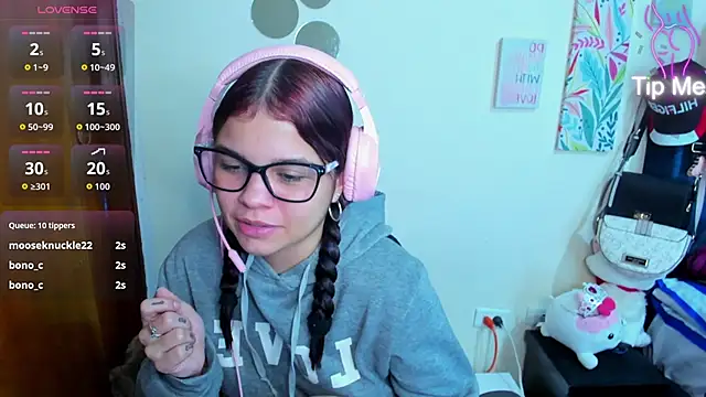 Snapshot of Emma_boo chatting on December 4, 4:44 am Emma boo online show from December 4, 4:44 am