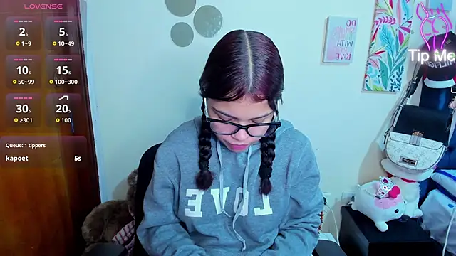 Snapshot of Emma_boo chatting on December 4, 7:33 pm Emma boo online show from December 4, 7:33 pm