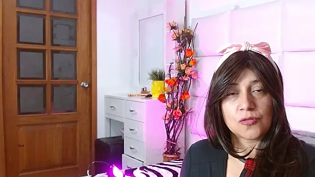 Snapshot of Caroline_belle chatting on November 13, 4:11 am Caroline belle online show from November 13, 4:11 am