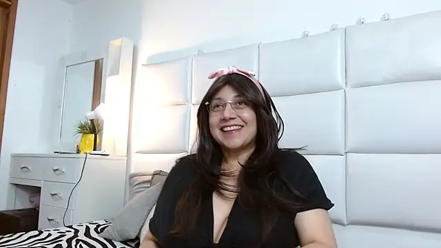 Snapshot of Caroline_belle chatting on November 21, 3:27 am Caroline belle online show from November 21, 3:27 am