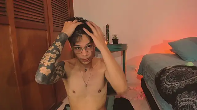 Snapshot of estmonnn chatting on November 9, 12:20 am estmonnn online show from November 9, 12:20 am