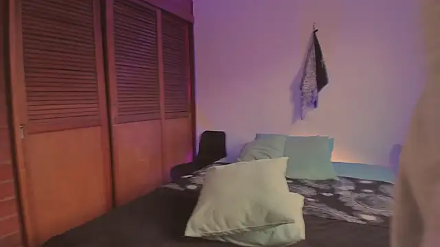 Snapshot of estmonnn chatting on December 15, 10:03 pm estmonnn online show from December 15, 10:03 pm