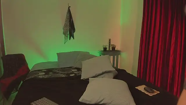 Snapshot of estmonnn chatting on December 17, 12:05 am estmonnn online show from December 17, 12:05 am