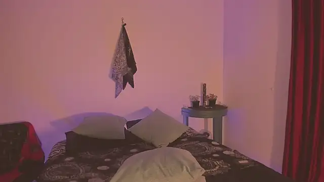 Snapshot of estmonnn chatting on December 18, 1:55 am estmonnn online show from December 18, 1:55 am