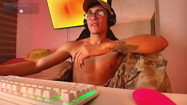 Emilio Rhys online show from November 21, 6:12 am