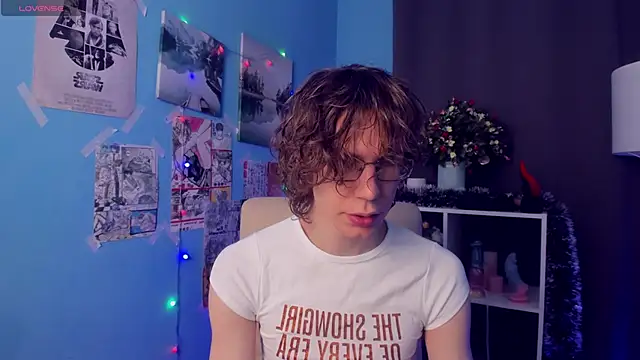 Snapshot of LeoBensyten chatting on December 1, 1:38 pm LeoBensyten online show from December 1, 1:38 pm