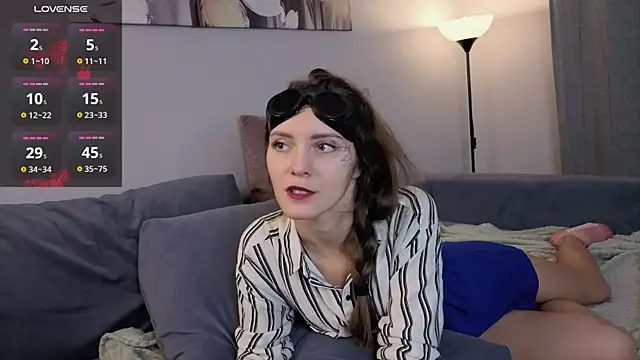 LauraYoungg online show from October 31, 7:37 pm