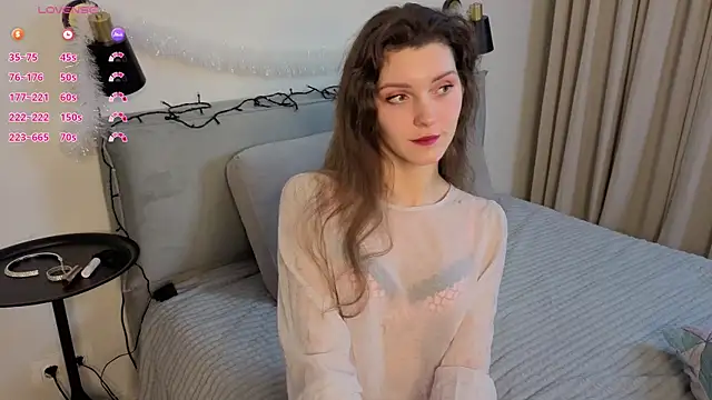 LauraYoungg online show from December 19, 9:33 pm