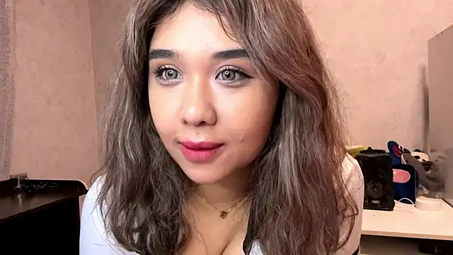 Snapshot of LovelyLara chatting on November 9, 6:06 pm LovelyLara online show from November 9, 6:06 pm