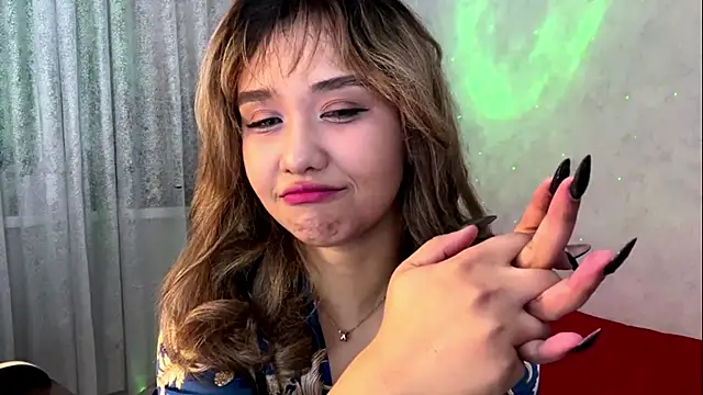 Snapshot of LovelyLara chatting on December 2, 6:47 pm LovelyLara online show from December 2, 6:47 pm