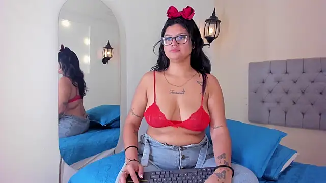 Snapshot of MiaBloom__ chatting on November 21, 10:58 am MiaBloom online show from November 21, 10:58 am