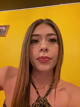 Snapshot of EmmilyClark chatting on April 5, 10:01 am EmmilyClark online show from April 5, 10:01 am