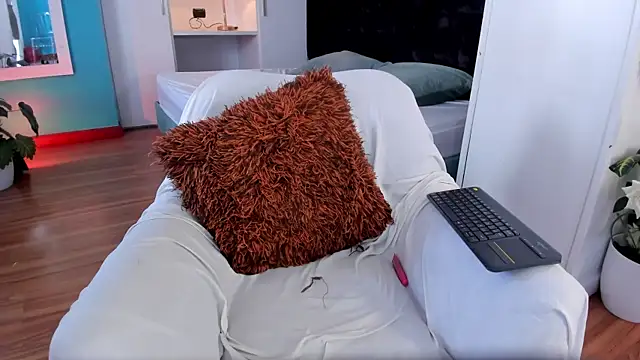 Snapshot of LahanaKimish chatting on November 18, 2:43 pm LahanaKimish online show from November 18, 2:43 pm