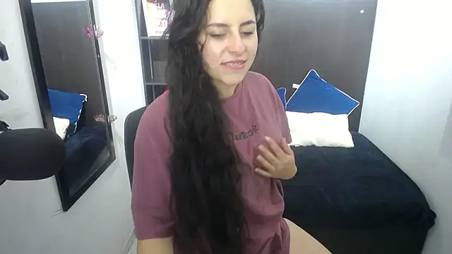 Snapshot of adara_sky chatting on October 31, 7:15 pm adara sky online show from October 31, 7:15 pm