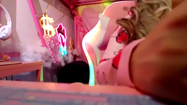 Snapshot of PrincessKDoll chatting on November 6, 10:05 am PrincessKDoll online show from November 6, 10:05 am