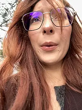 Snapshot of LilluKatten chatting on December 4, 9:29 am LilluKatten online show from December 4, 9:29 am