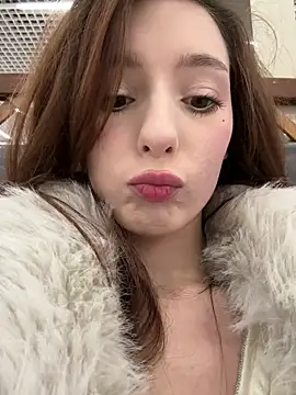 Snapshot of LilluKatten chatting on December 15, 9:24 am LilluKatten online show from December 15, 9:24 am