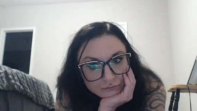 Snapshot of Holyplastic chatting on November 25, 2:11 am Holyplastic online show from November 25, 2:11 am