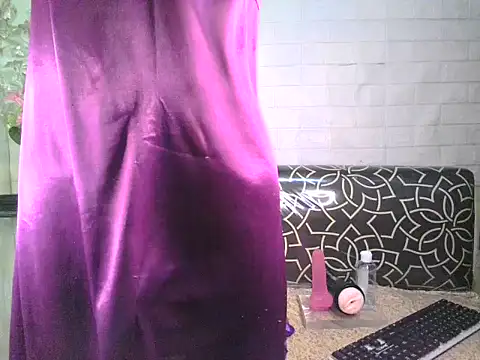 Snapshot of queensilver chatting on December 1, 3:55 am queensilver online show from December 1, 3:55 am