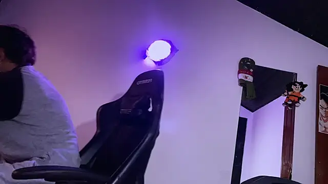 Snapshot of 3v1l chatting on December 3, 8:07 pm 3v1l online show from December 3, 8:07 pm