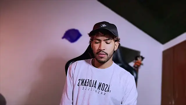 Snapshot of 3v1l chatting on December 4, 5:21 pm 3v1l online show from December 4, 5:21 pm