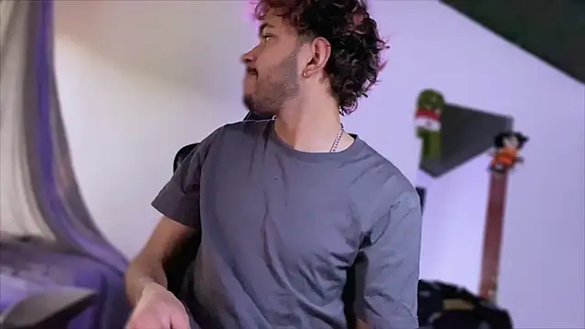 Snapshot of 3v1l chatting on December 5, 5:42 pm 3v1l online show from December 5, 5:42 pm