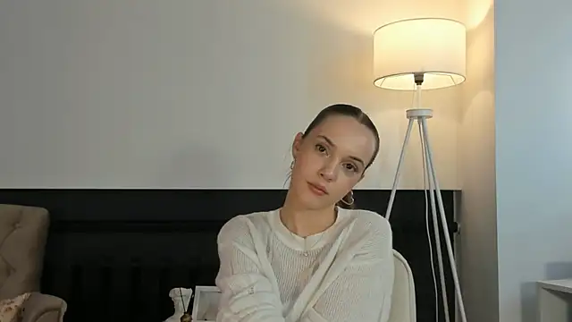 Snapshot of TovaDage chatting on October 31, 9:10 am TovaDage online show from October 31, 9:10 am