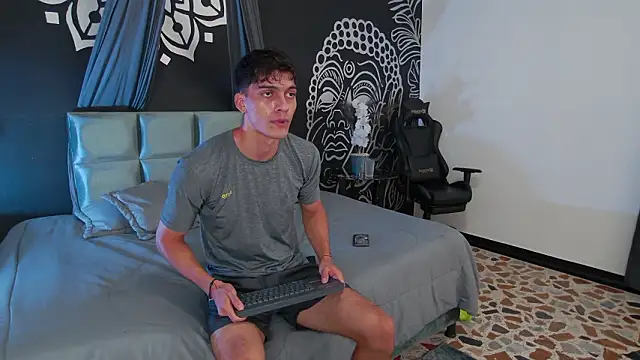 AlessioVitale online show from February 14, 7:43 pm